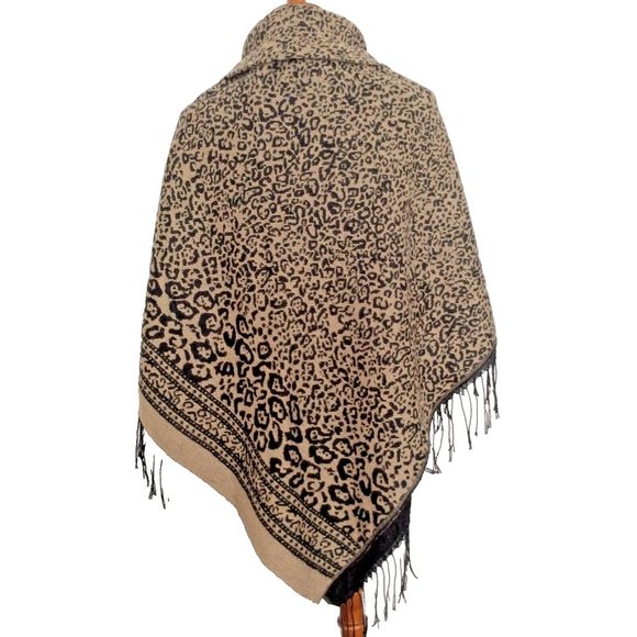 Fringed Animal Print Open Poncho Wrap With Frog Button Closures NWOT - Picture 5 of 6